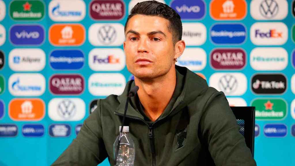 Cristiano Ronaldo, con un botellín de agua tras retirar dos botellines de Coca-Cola en una conferencia de prensa en la Eurocopa / EFE