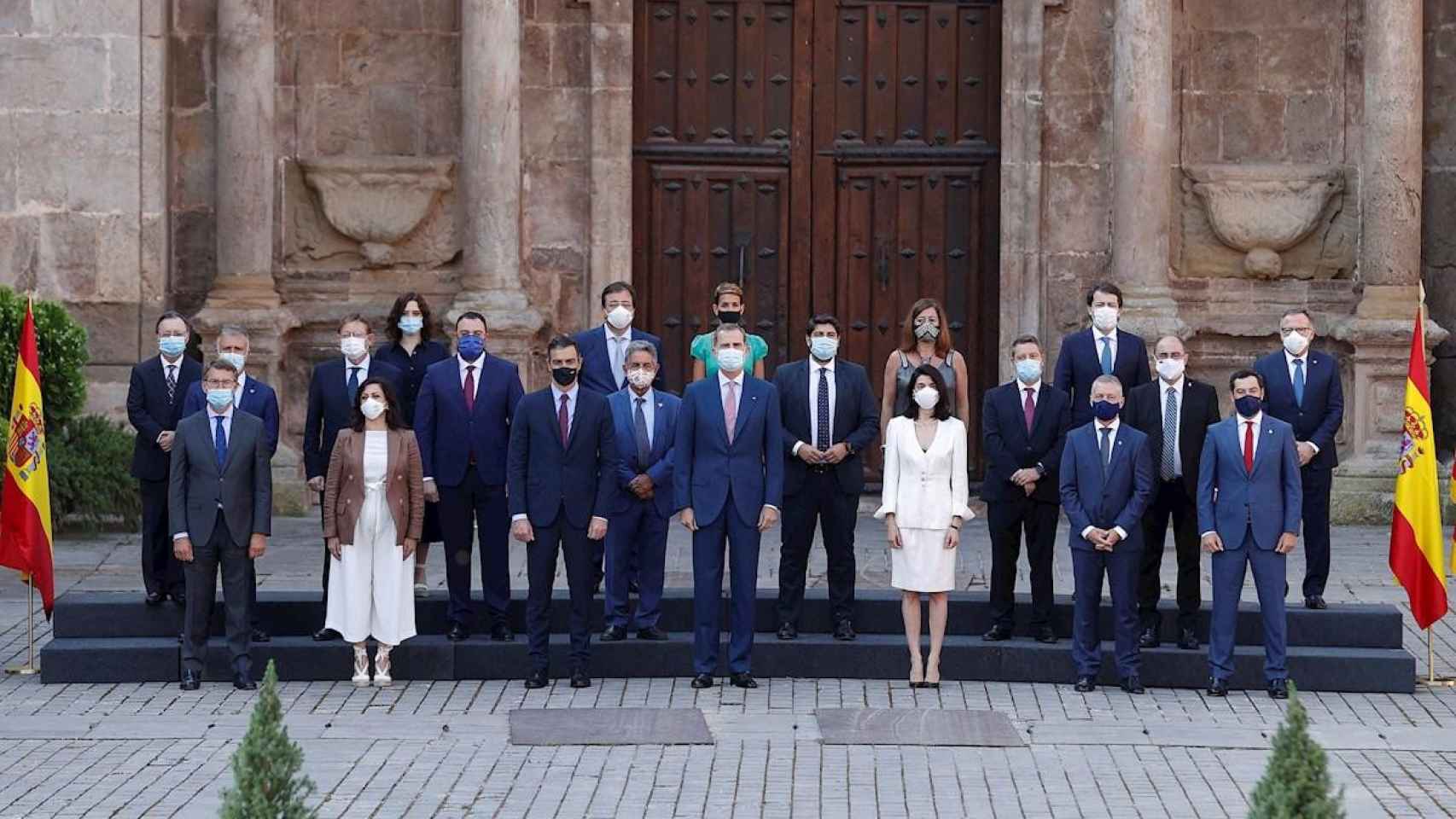 El presidente del Gobierno, Pedro Sánchez, y el Rey Felipe VI, junto a los presidentes autonómicos en San Millán de la Cogolla. Autonomías / EFE