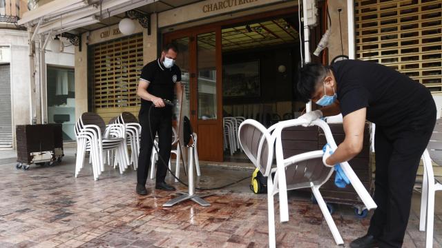 Trabajadores de un bar se preparan para la apertura / EP