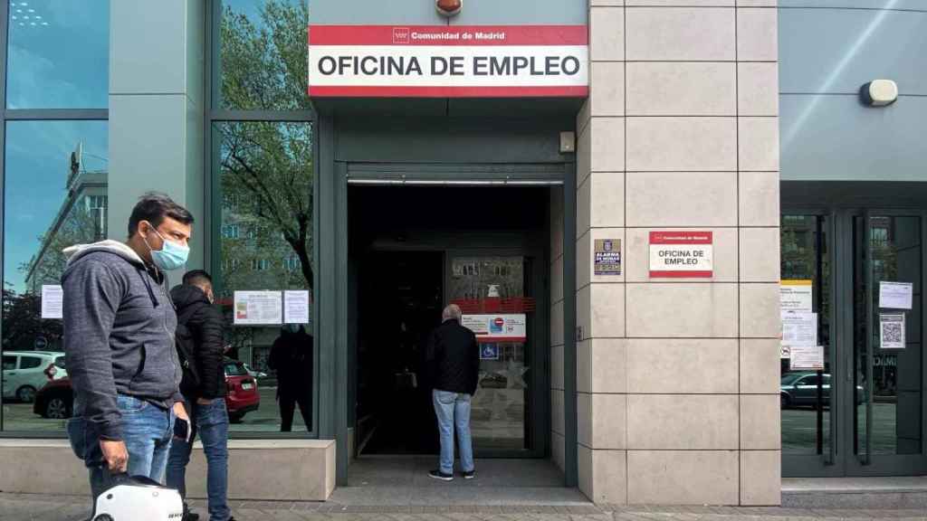 Varias personas esperan en las inmediaciones de una oficina del SEPE / EP