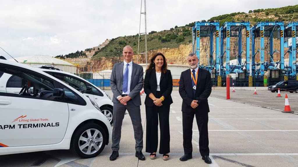 Igor Van Den Essen (i), Mercè Conesa (c) y Narcís Pavón (d) en el acto de APM Terminals / CG