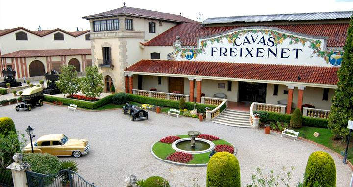 Entrada a las bodegas de cava de Freixenet / FREIXENET