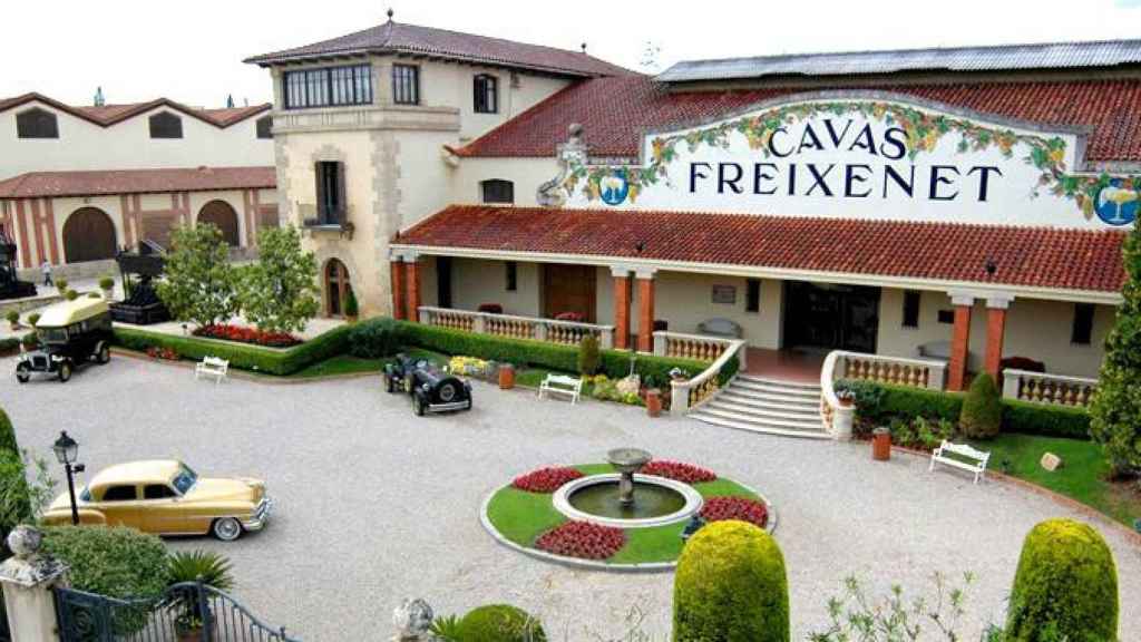 Entrada a las bodegas de cava de Freixenet / FREIXENET