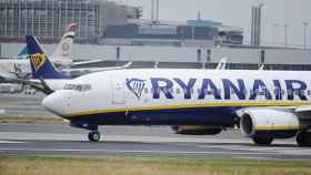 Un avión de Ryanair en la pista de un aeropuerto, en una imagen de archivo / EFE