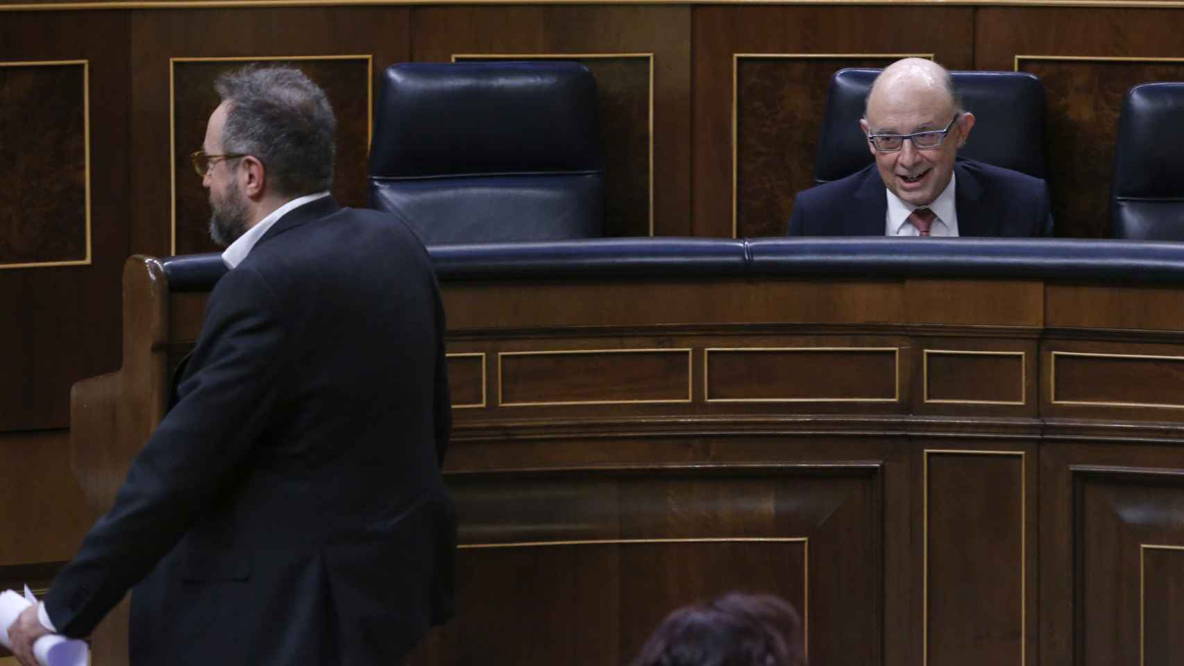 Cristóbal Montoro se dirige al portavoz de Ciudadanos, Juan Carlos Girauta, mientras éste vuelve a su escaño / EFE