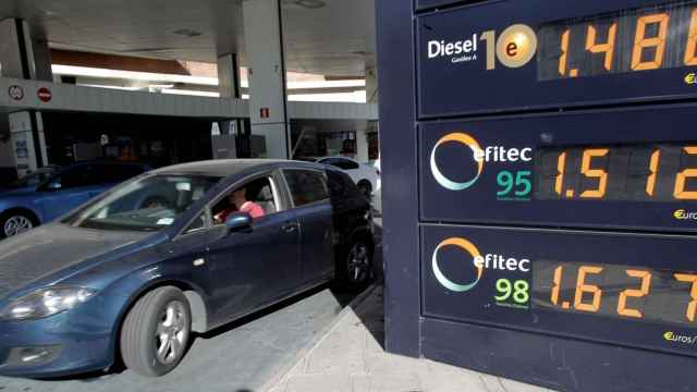 Imagen de una gasolinera con los precios de los combustibles / EFE