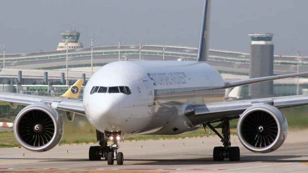 Un Boeing 777 de Singapore Airlines en una de las pistas del aeropuerto del Prat de Barcelona.