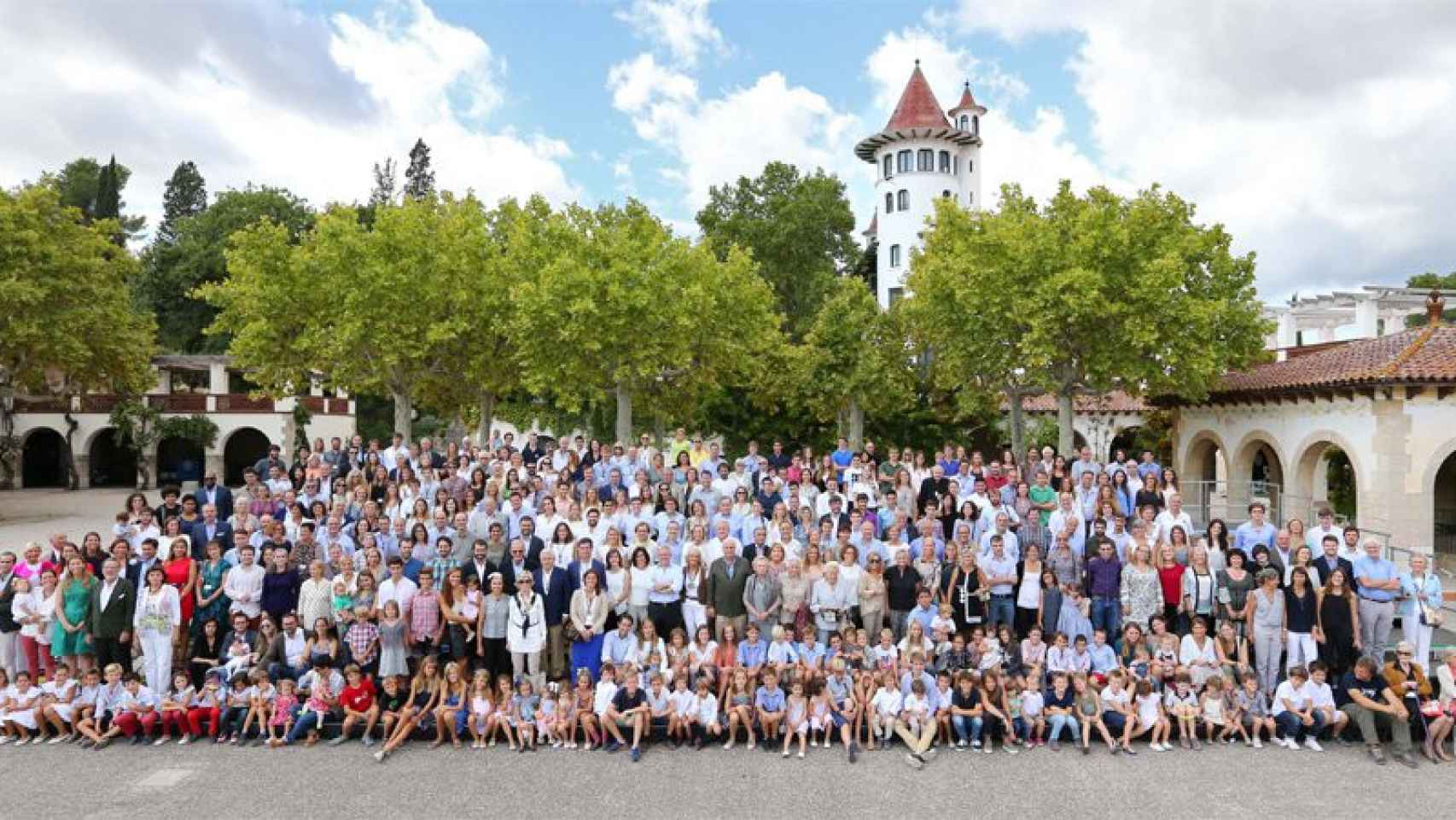 Foto de grupo de 400 miembros de la familia Raventós, propietaria de Codorníu / JORGE ANDREU