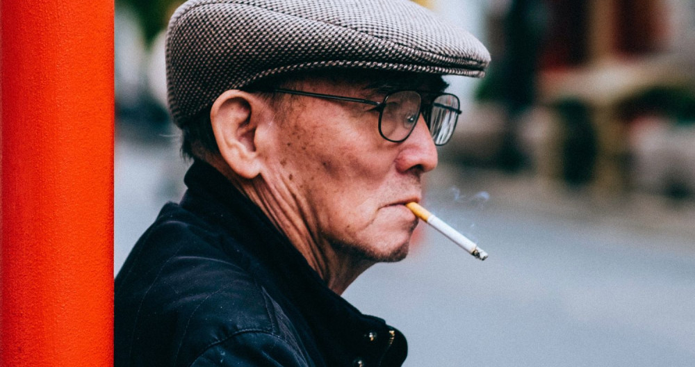 Un hombre fuma tabaco / UNSPLASH