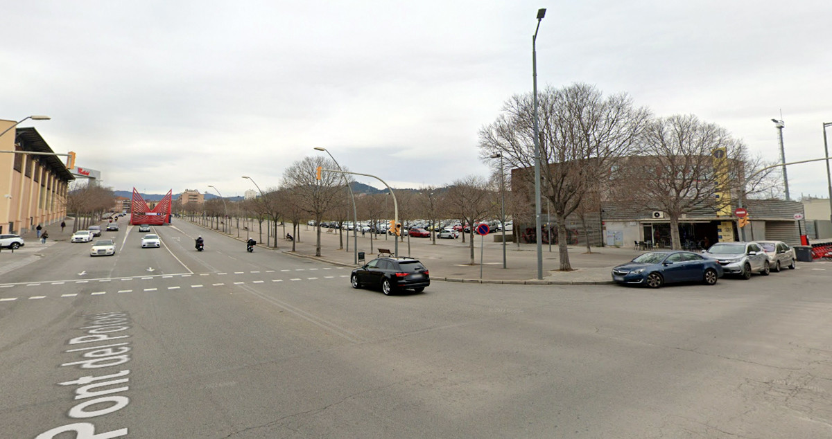 A la derecha, el solar municipal donde se levantará el tanatorio de Sant Andreu; a la izquierda, La Maquinista / GOOGLE STREET VIEW