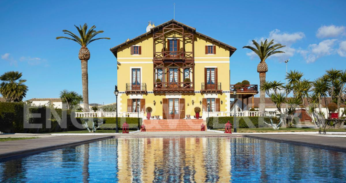 Fachada y piscina de la masía de la familia Andic en Vilanova i la Geltrú /E&V