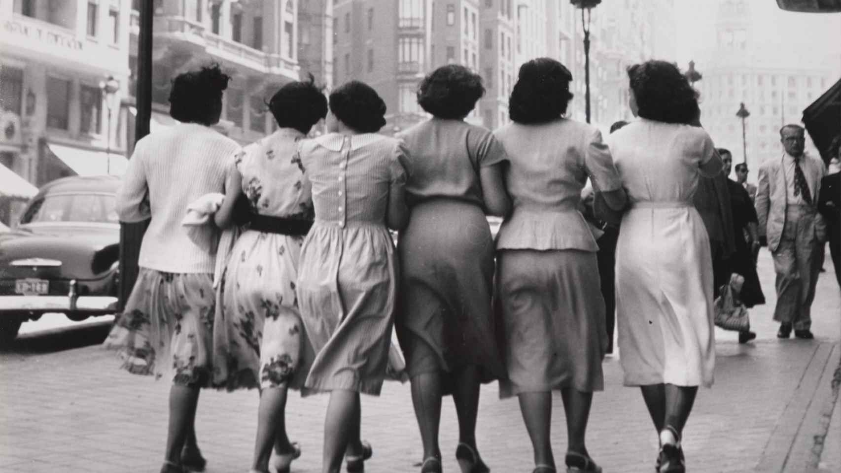 Una de las imágenes más conocida de Català Roca. Señoritas paseando por la Gran Vía de Madrid que forma parte de la exposición de la Real Academia de Bellas Artes de San Fernando