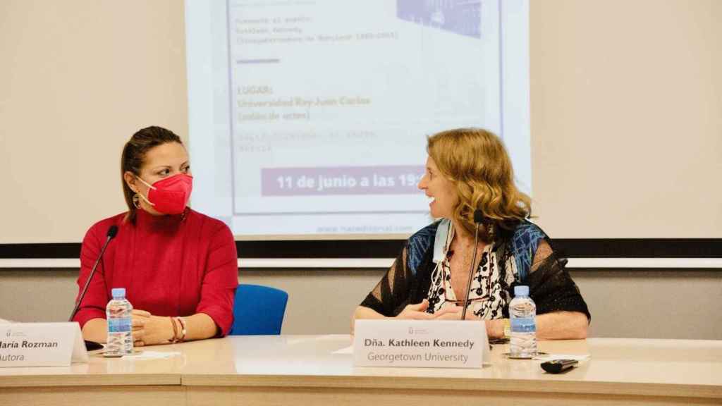 María Rozman (i), en la presentación de su libro