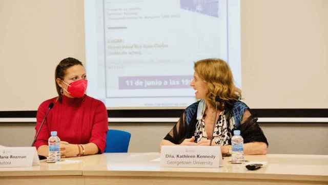 María Rozman (i), en la presentación de su libro