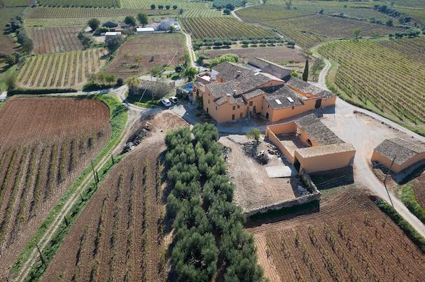 Una imagen aérea de la masía de las bodegas colet