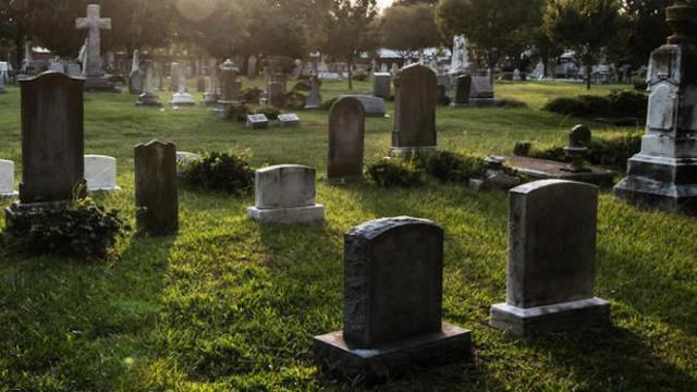 Una foto de archivo de un cementerio
