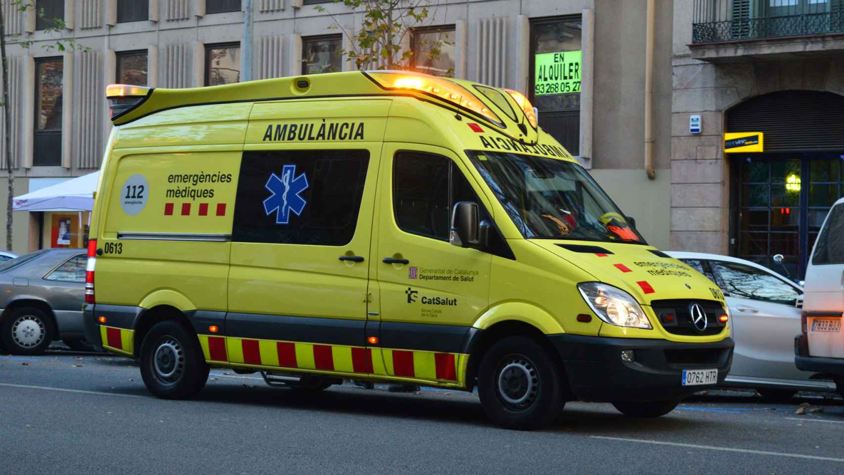 Una ambulancia circula por una calle de Barcelona, foto de archivo