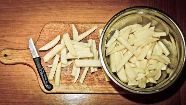 Patatas cortadas y preparadas para la fritura / CG