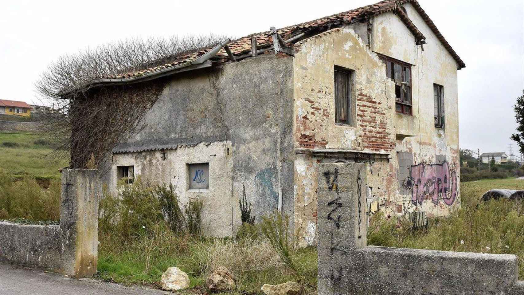 Preocupante salud de dos hermanos que viven en una casa abandonada / EP