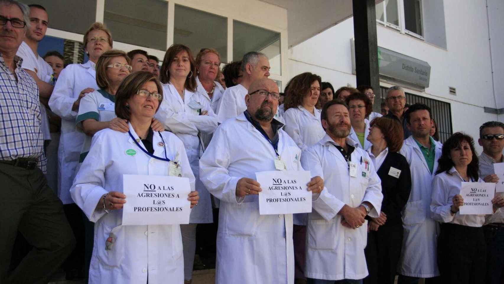 Médicos y sanitarios denuncian las agresiones de los usuarios / EFE