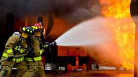 Bomberos tratan de apagar un incendio / CG