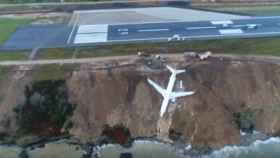 El avión acabó en el acantilado que separa la pista del mar