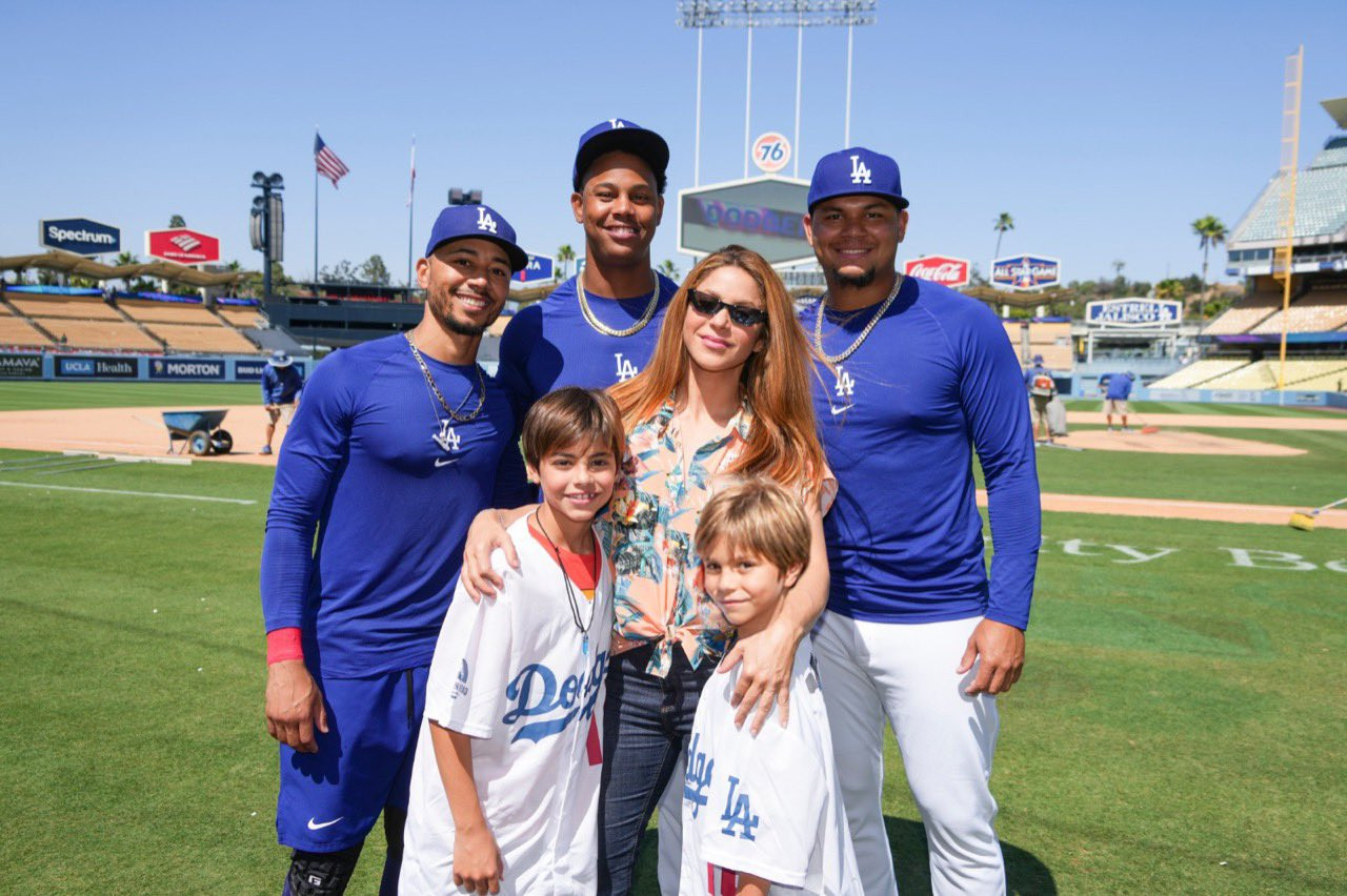 Shakira, posando con sus hijos Milan y Sasha en el estadio de los Dodgers / REDES