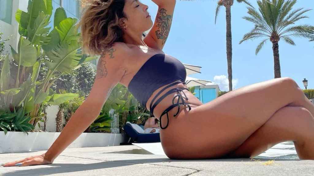 Lorena Castell toma el sol en Ibiza