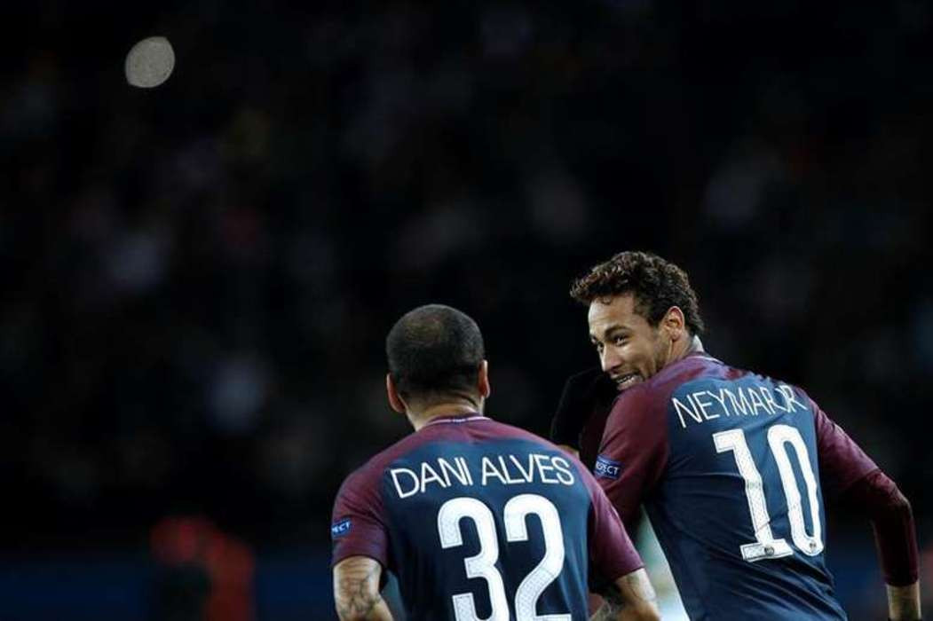 Neymar Jr y Dani Alves en un partido /  EFE