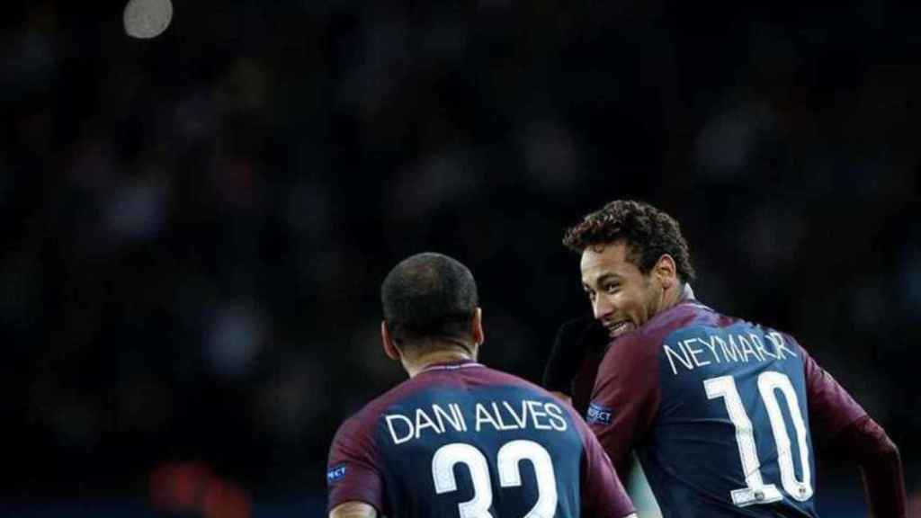 Neymar Jr y Dani Alves en un partido /  EFE