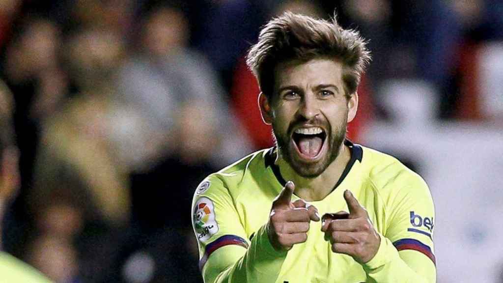 El defensa del FC Barcelona Gerard Piqué (d) celebra tras marcar el quinto gol ante el Levante / EFE