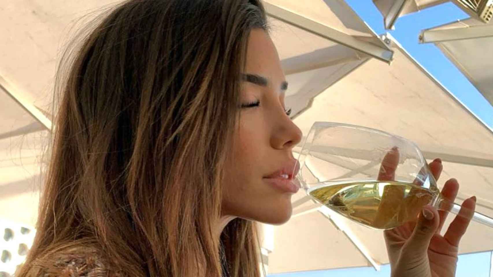 Nadia Avilés tomando un vino / INSTAGRAM