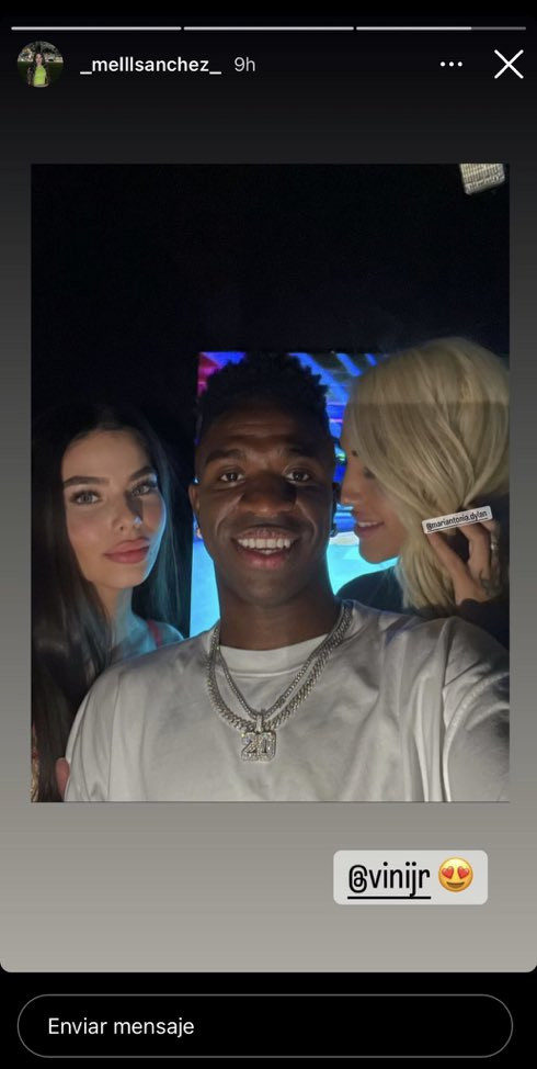 Vinicius en una discoteca con dos amigas / REDES