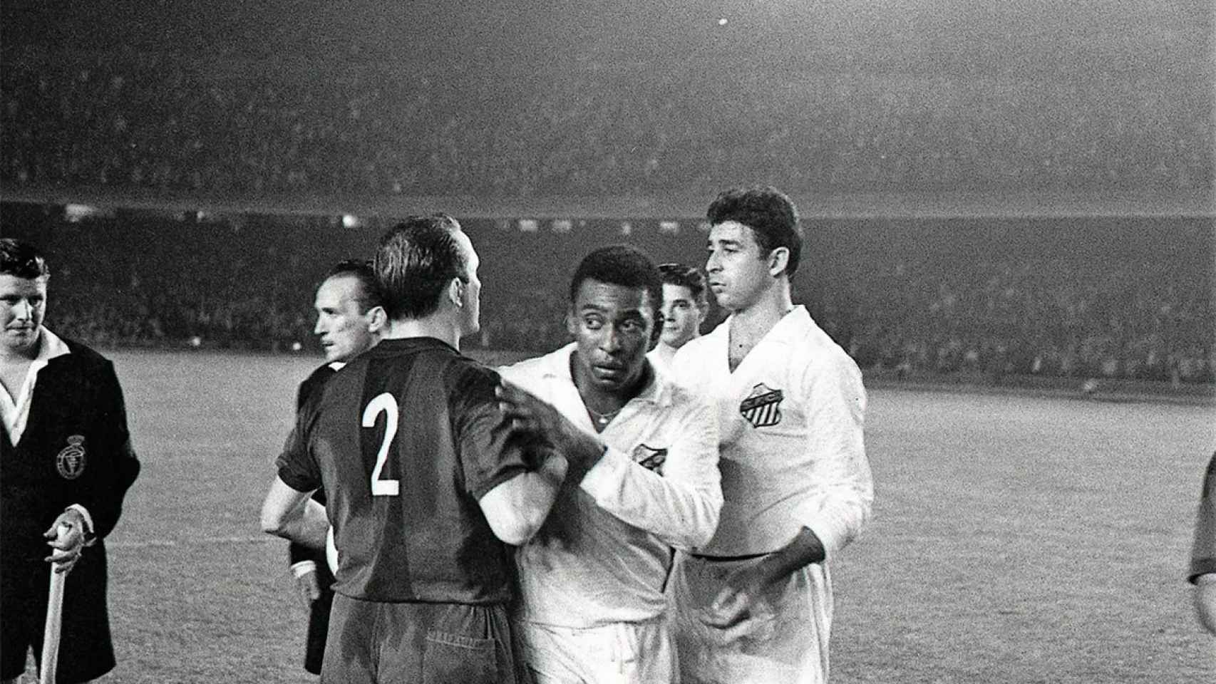 Pelé, durante un partido disputado con el Santos ante el Barça en el Camp Nou / FCB