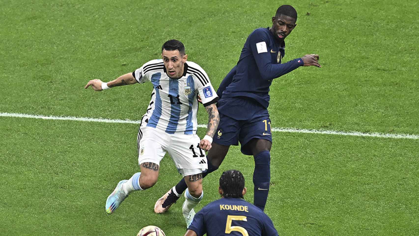 Ousmane Dembelé comete falta sobre Ángel Di María en la final del Mundial / EFE