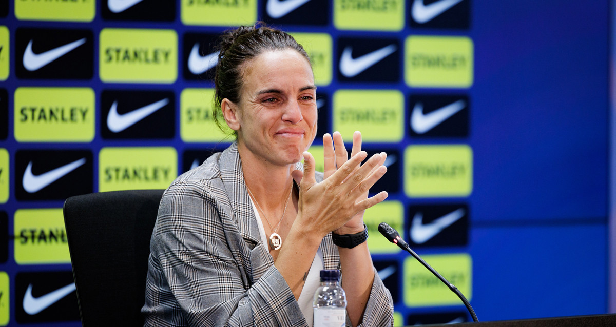 Melanie Serrano, anunciando su retiro del fútbol, en una rueda de prensa / FCB