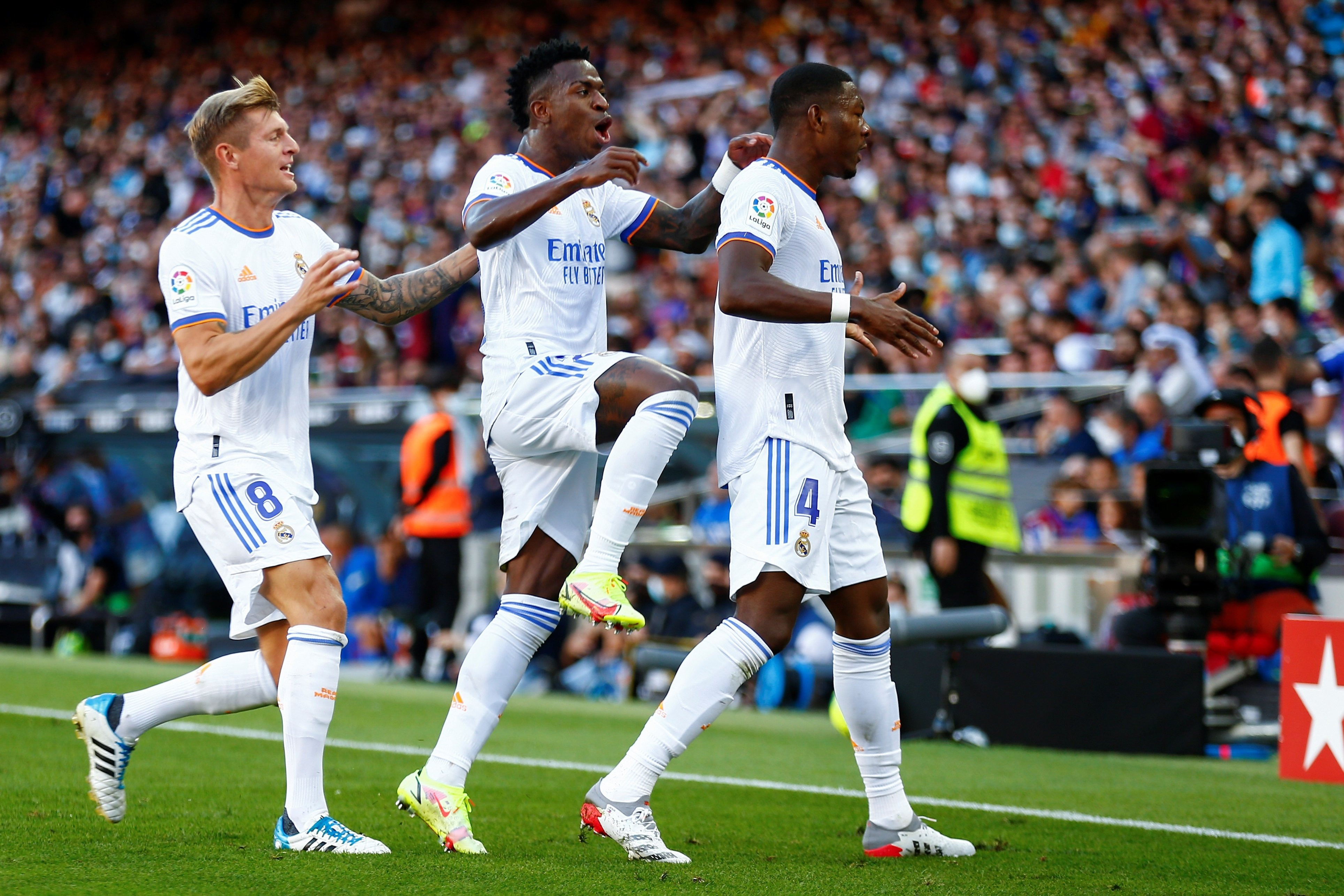 Vinicius y compañía celebran el gol de Alaba en el Camp Nou EFE