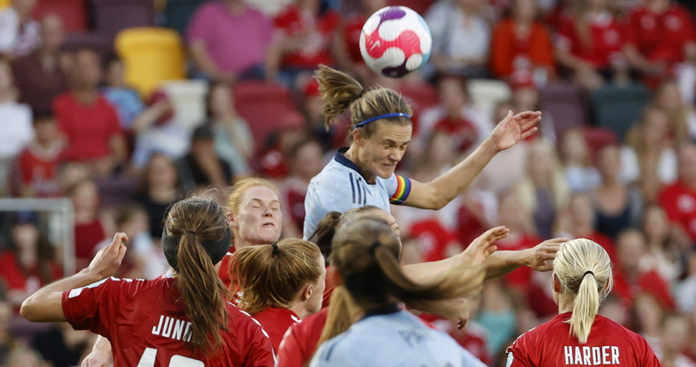 El cabezazo de Irene Paredes, capitana de la selección de España, durante el partido contra Dinamarca EFE