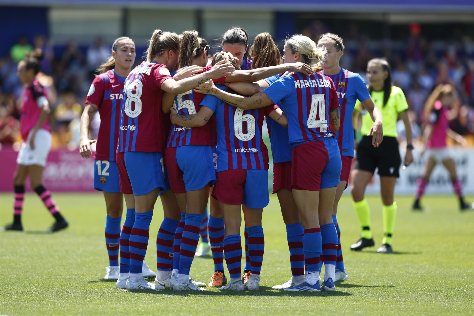 Las futbolistas del Barça se abrazan tras ganar la Copa de la Reina