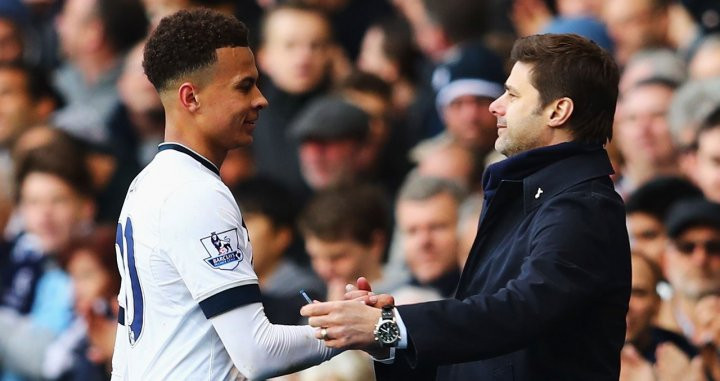 Dele Alli, junto a Pochettino en su etapa en el Tottenham | EFE