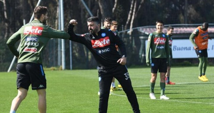 Llorente y Gattuso saludándose evitando el contacto / EFE