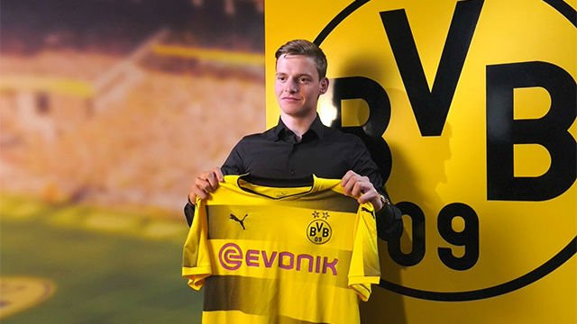 Sergio Gómez, presentado como nuevo jugador del Borussia Dortmund / Twitter