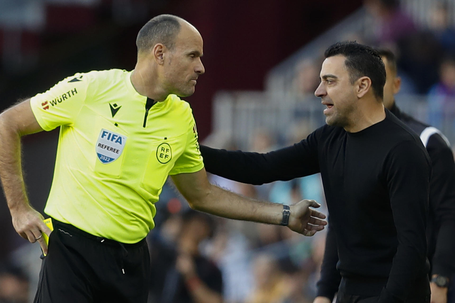 Xavi, con Mateu Lahoz, en el Barça-Espanyol / EFE