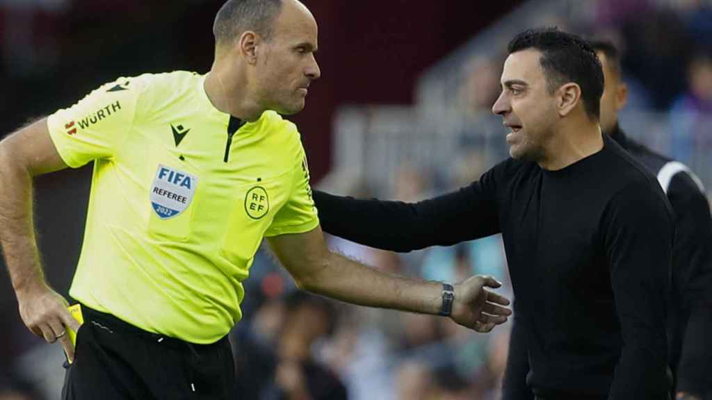 Xavi, con Mateu Lahoz, en el Barça-Espanyol / EFE