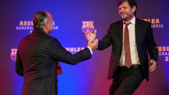 Rafa Yuste saluda a Mateu Alemany, en la asamblea de socios compromisarios del Barça del ejercicio 21-22 / FCB
