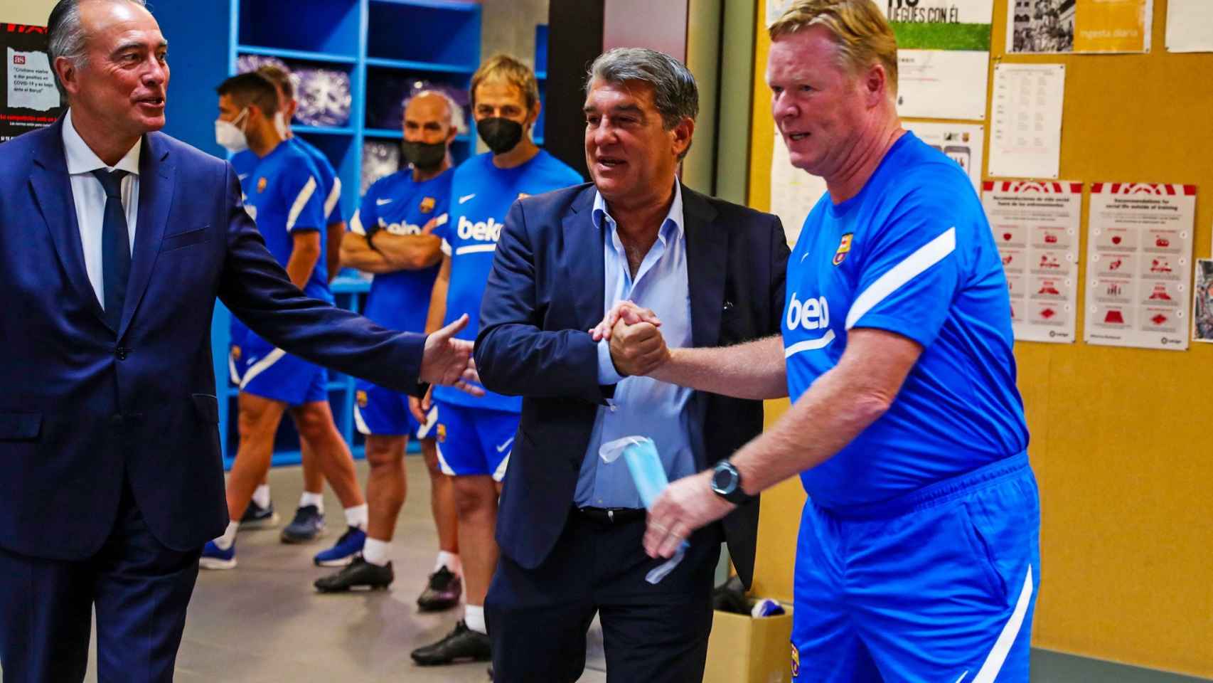 Laporta, junto a Ronald Koeman, visita al primer equipo en la Joan Gamper / FC Barcelona