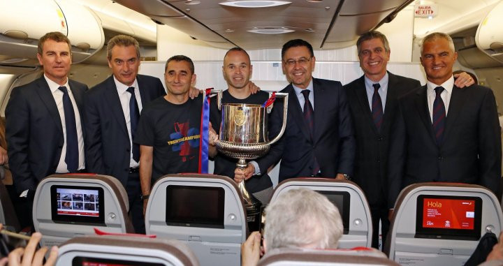 Robert Fernández, Pep Segura, Valverde, Iniesta, Bartomeu, Jordi Mestre y Javier Bordas con la Copa del Rey 2018 / FCB