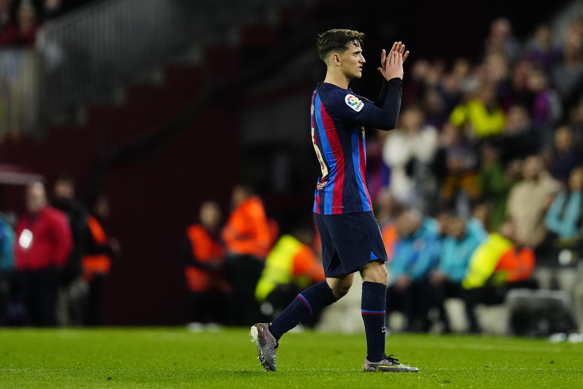 Gavi, tras ser sustituido en un partido del Barça en el Camp Nou / EFE