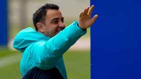 Xavi Hernández saluda antes del entrenamiento del Barça antes de recibir al Real Madrid / EFE