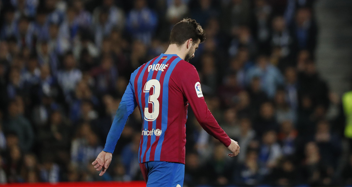 Gerard Piqué, saliendo sustituido, entre la pitada monumental de la afición en Anoeta / EFE